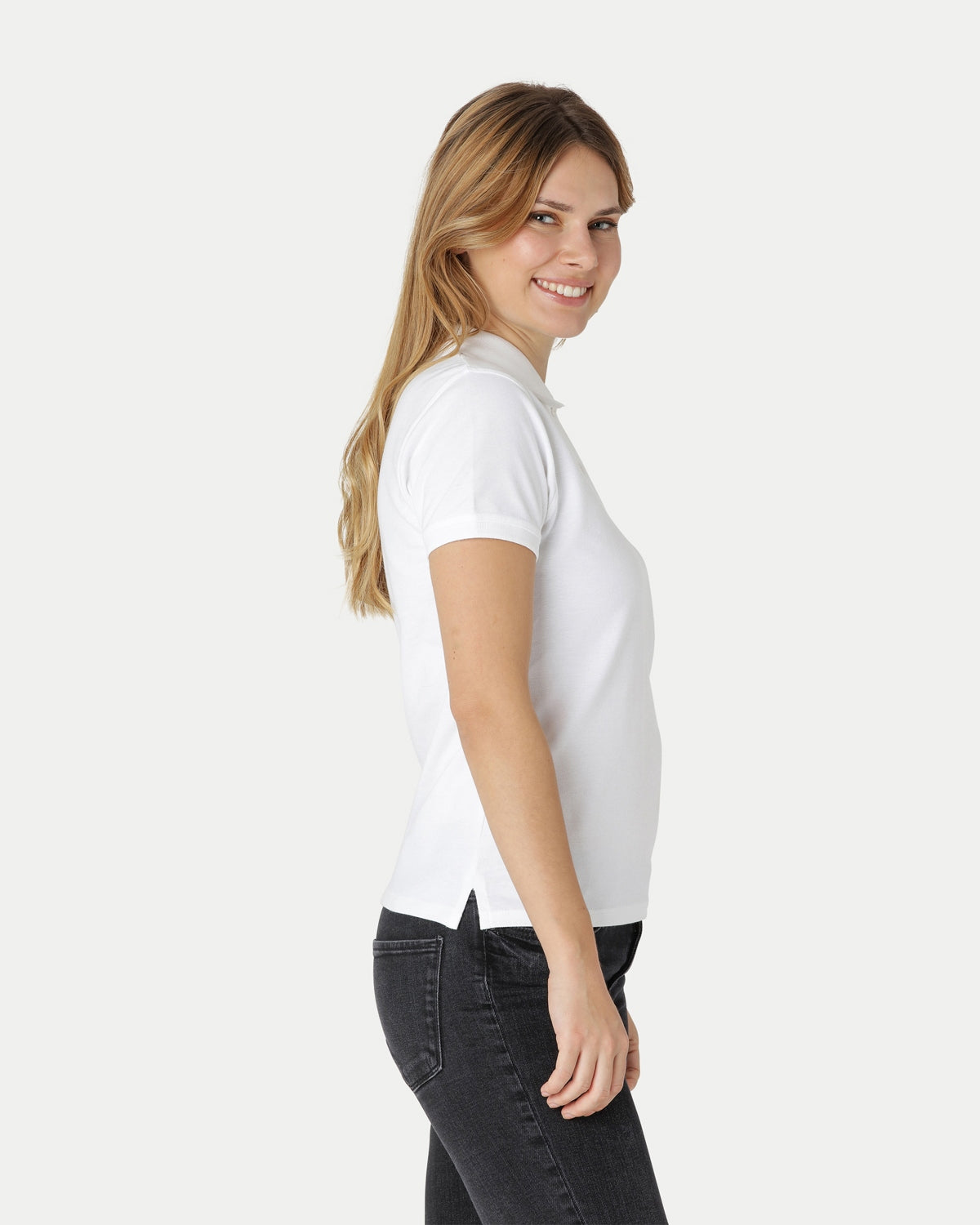 NE22980_white_3.jpg