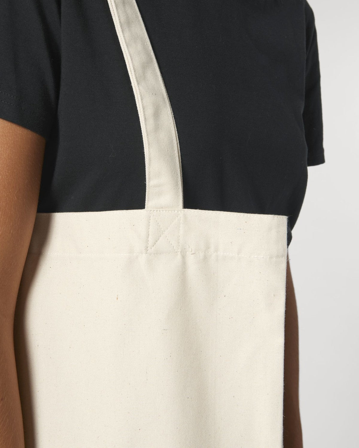 STAU760_C007_Front_Detail_Studio_5.jpg