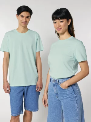T-shirt premium unisexe mid-light couleur bleu caraïbes avec deux personnes qui le portent. Un homme et une femme l'un derrière l'autre
